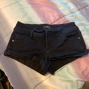 black jean shorts 😍
